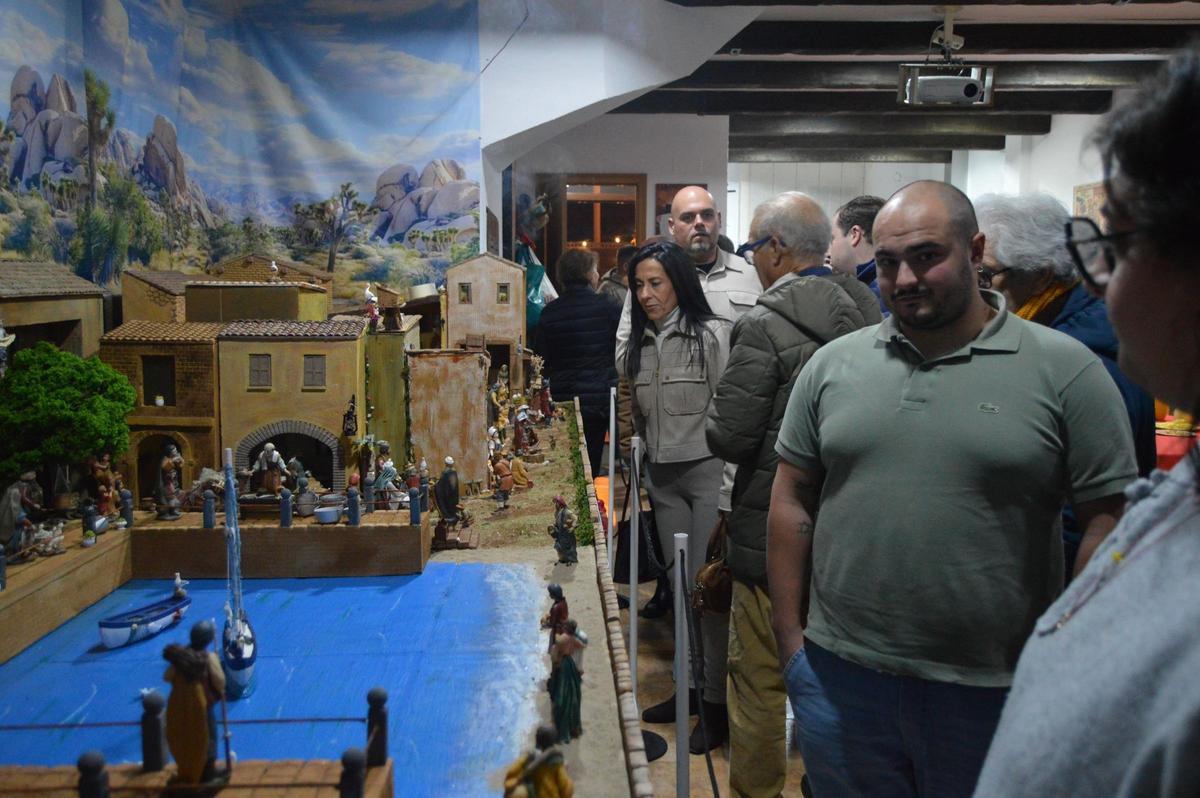 Fotogalería I El presidente de la Junta de Festes de Vila-real inaugura su espectacular belén