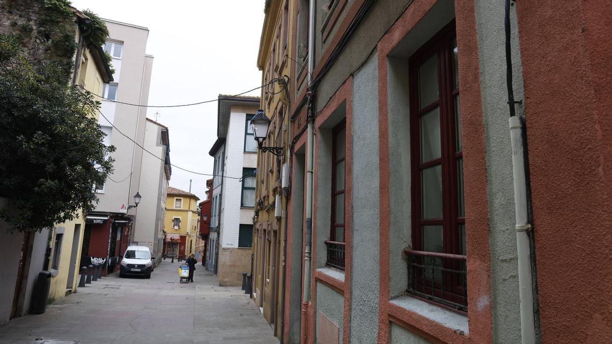 Una calle del barrio de Cimadevilla, Gijón, declarado zona tensionada.
