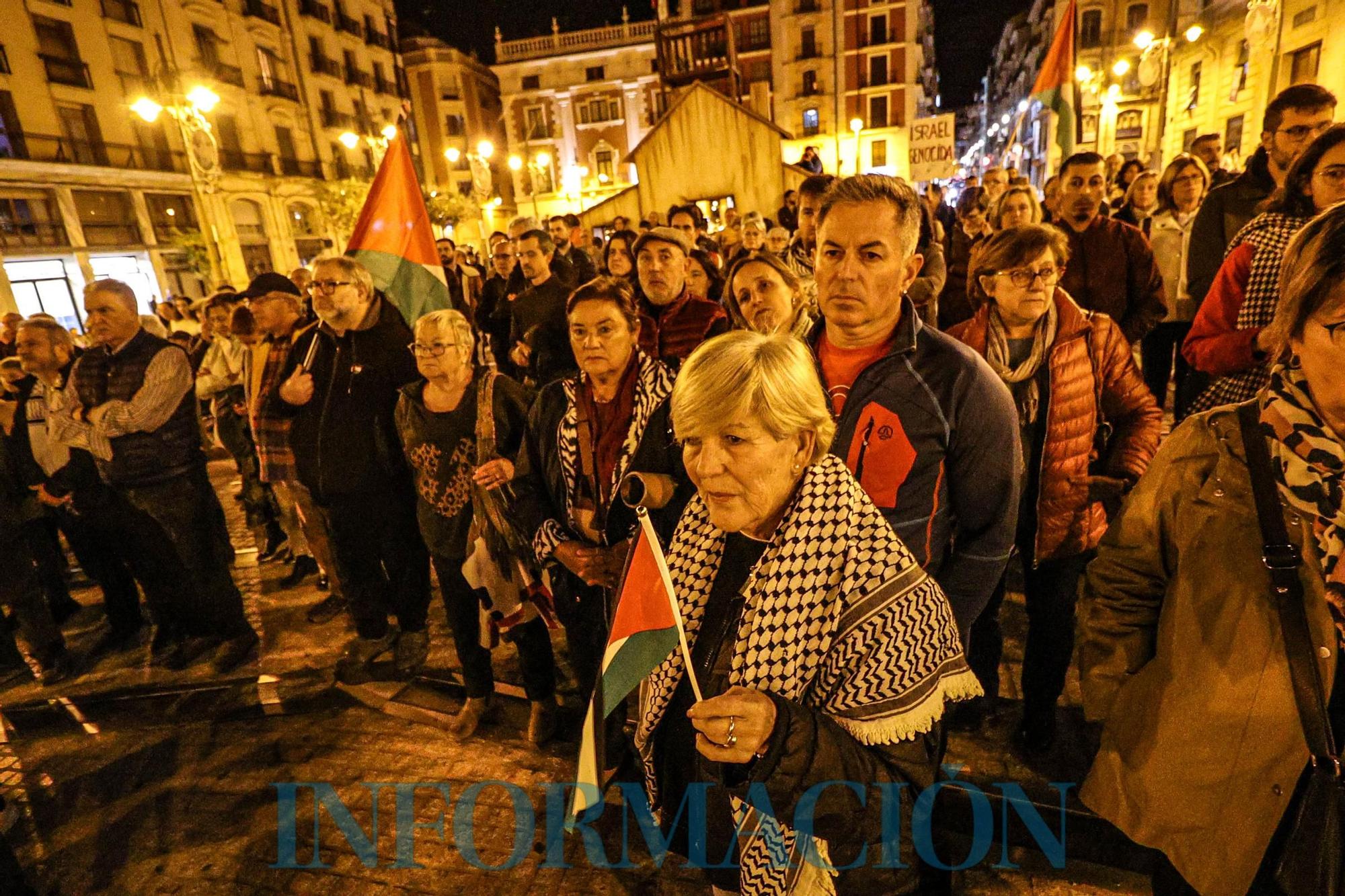 Más de 300 personas se manifiestan en Alcoy contra la guerra y apoyando al pueblo palestino