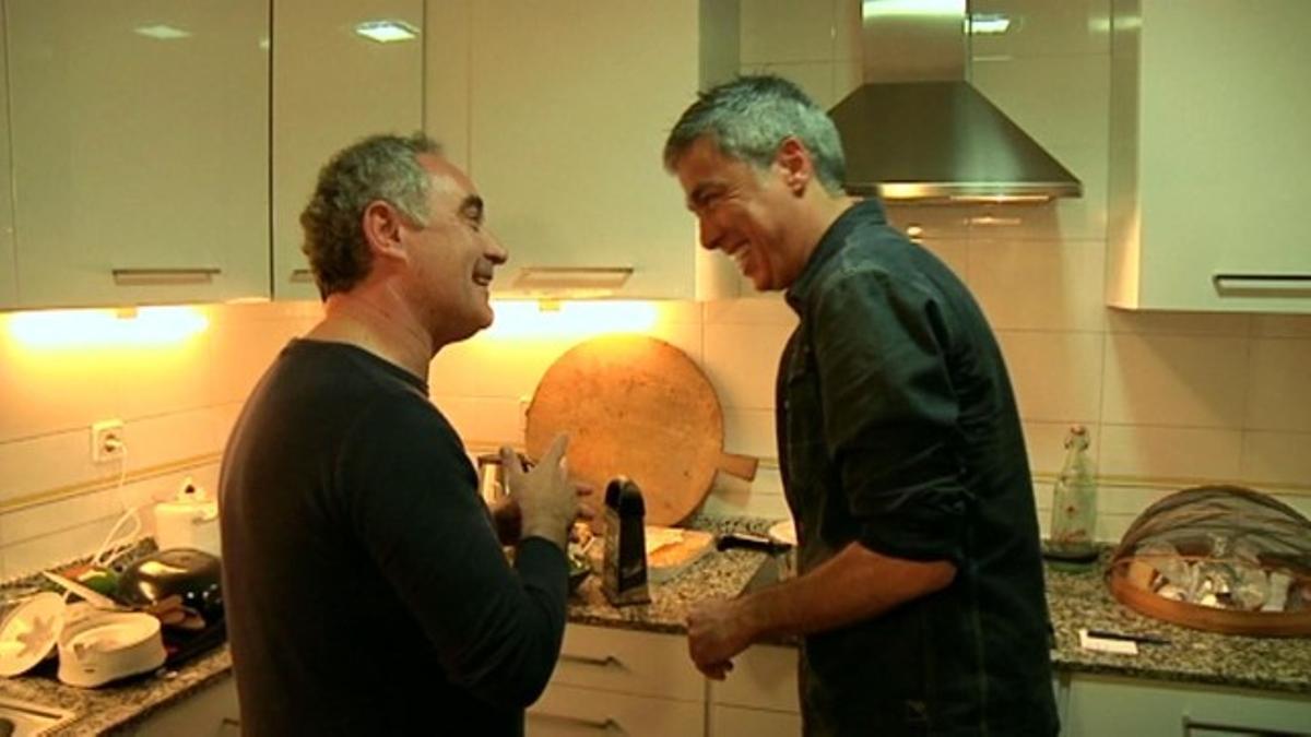Ferran Adrià y Albert Om, en la cocina de casa de este último.