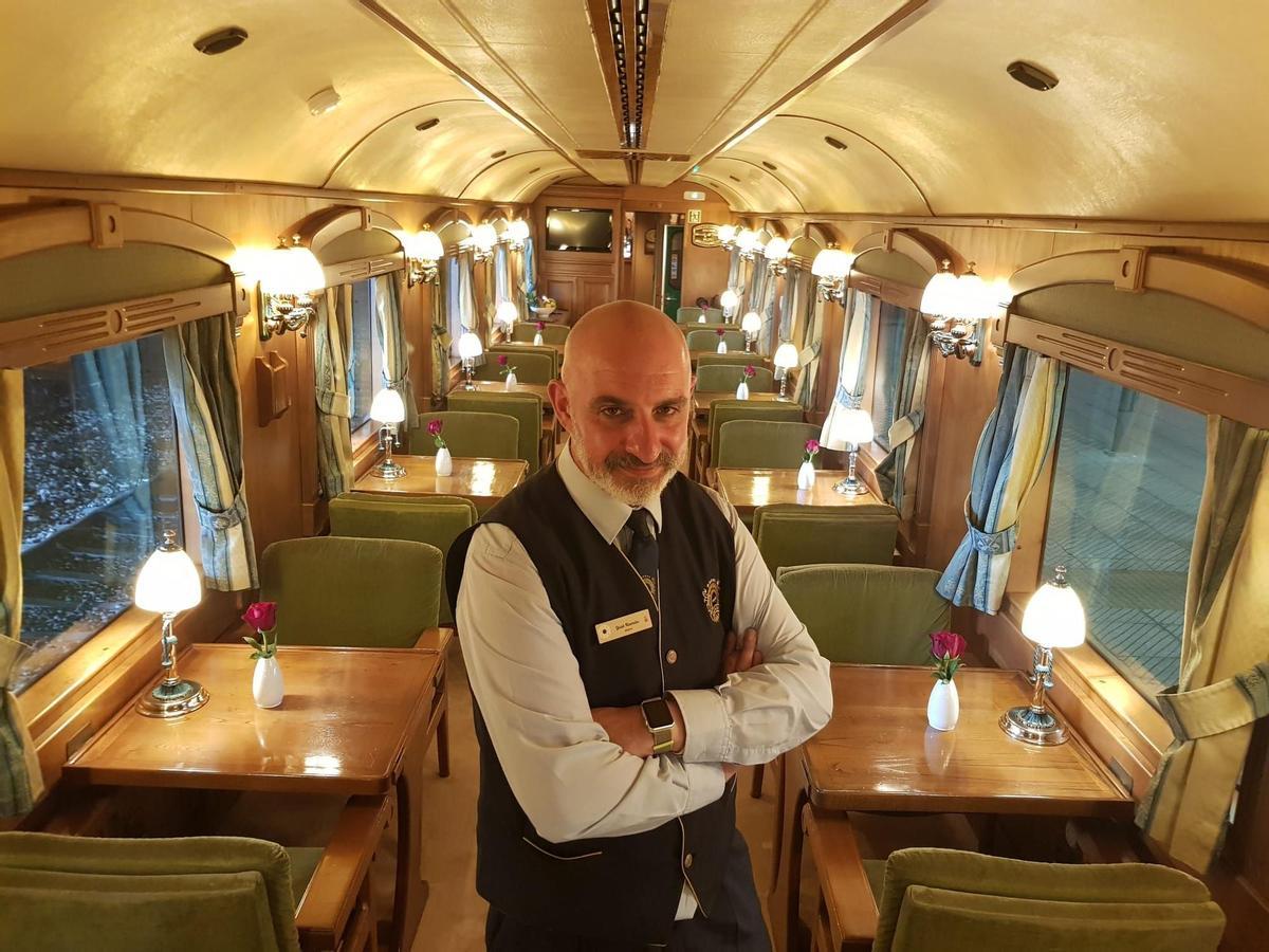 Moncho Fernández, en uno de los coches salón del tren de lujo de Renfe, ayer, en Oviedo.