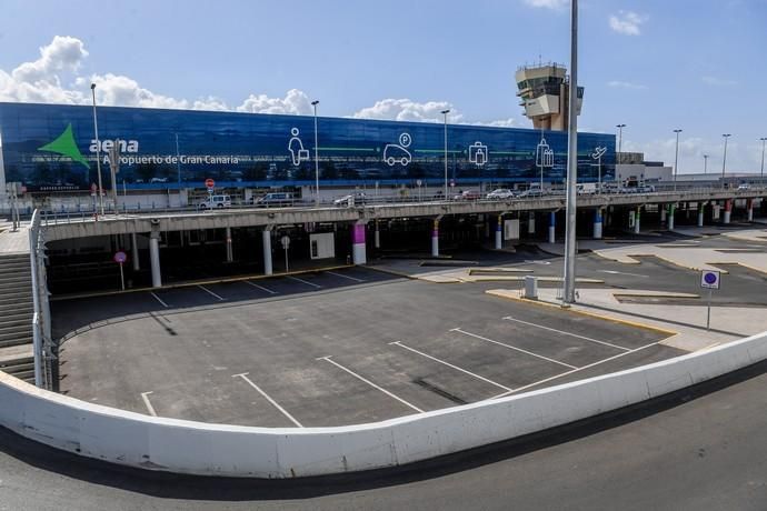 26-03-20  GRAN CANARIA. AEROPUERTO DE GRAN CANARIA. INGENIO TELDE. . Efecto del Covid-19 en el Aeropuerto de Gran Canaria, plataforma de aparcamiento de aviones vacía, últimos turistas y últimos en llegar.  Fotos: Juan Castro.