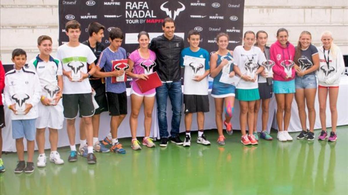 Rafa Nadal, con los vencedores y finalistas del Rafa Nadal Tour by Mapfre 2016