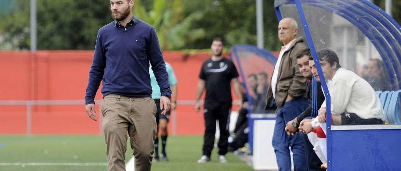 Iño, en un partido de la pasada temporada en Outeiriño. // Bernabé