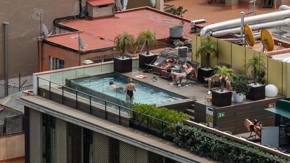 Turistas en la piscina de un hotel cerca de la plaza Urquinaona de Barcelona