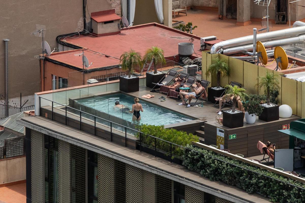 Turistas en la piscina de un hotel cerca de la plaza Urquinaona de Barcelona