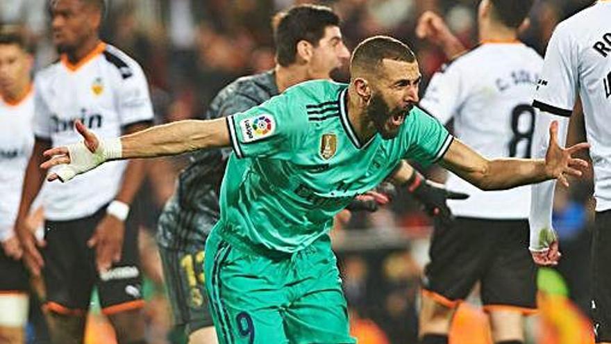 Benzema celebra el gol del emapate que anotó ayer en Mestalla.