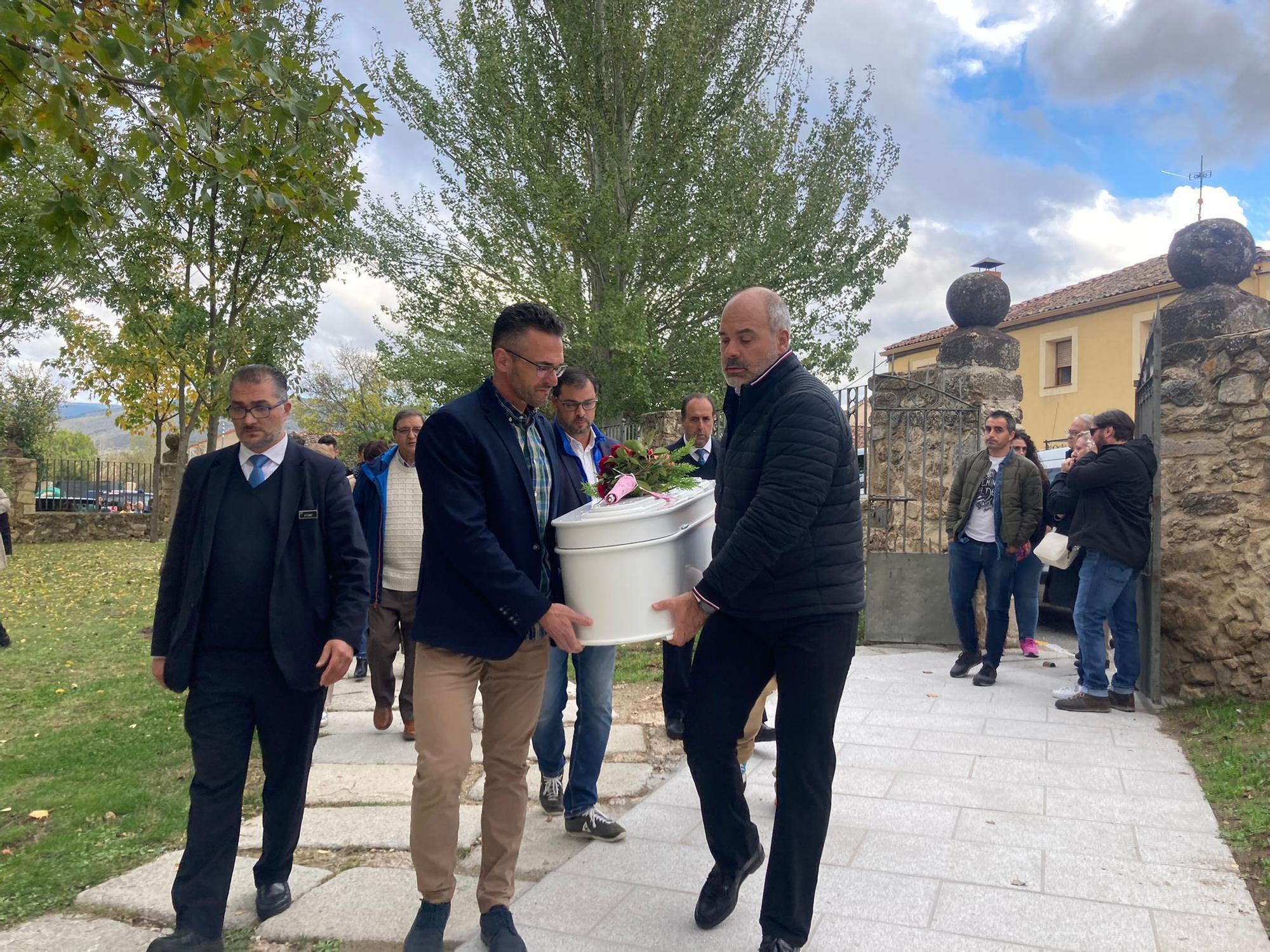 En imágenes: Funeral el Torrecaballeros, Segovia, por la niña asesinada en Gijón