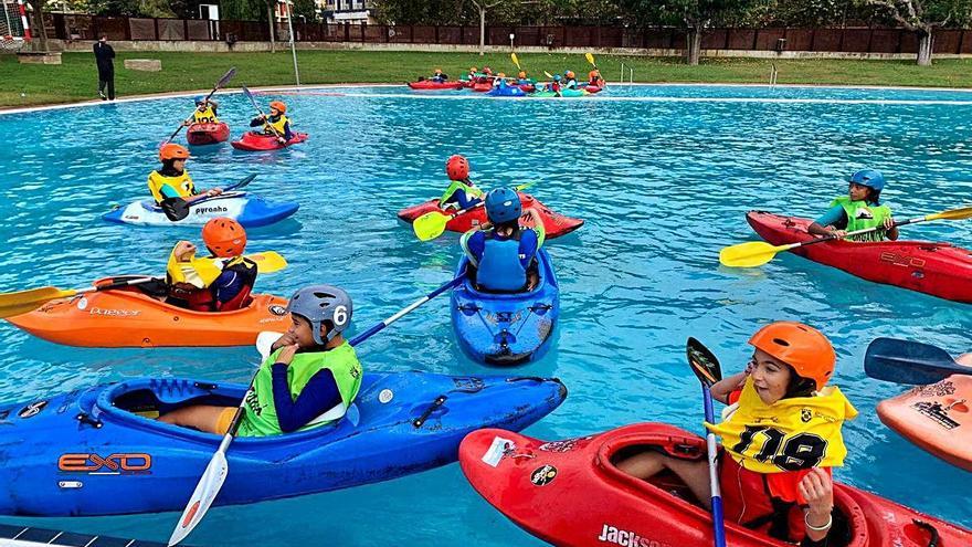 Una sessió de caiac a la piscina municipal de Salt.