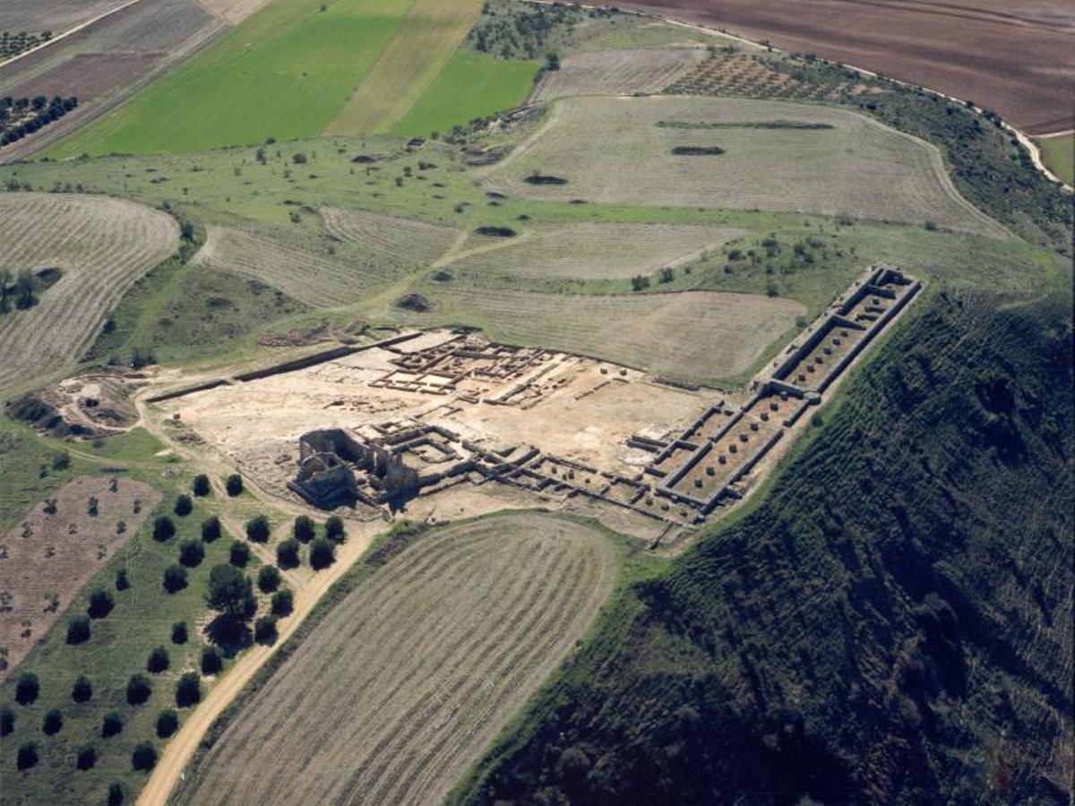 La recópolis ocupa un total de 33 hectáreas y sus ruinas son perfectas para los amantes del turismo arqueológico