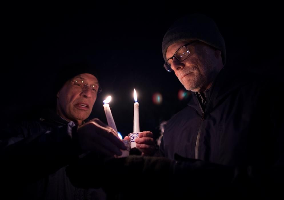 Cientos de personas han tomado parte en actos de recuerdo a las víctimas del ataque antisemita en Pittsburgh.