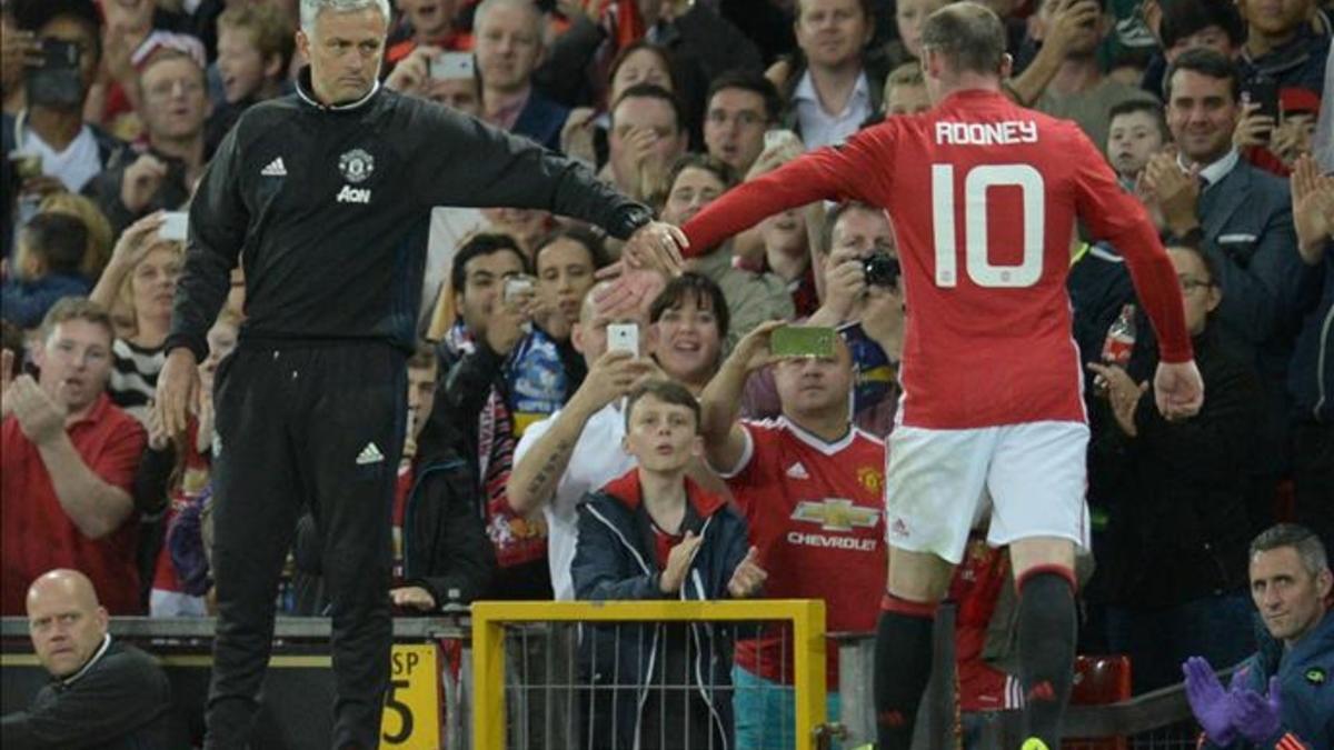 Mourinho ha dejado a Rooney en el banquillo en los últimos encuentros.