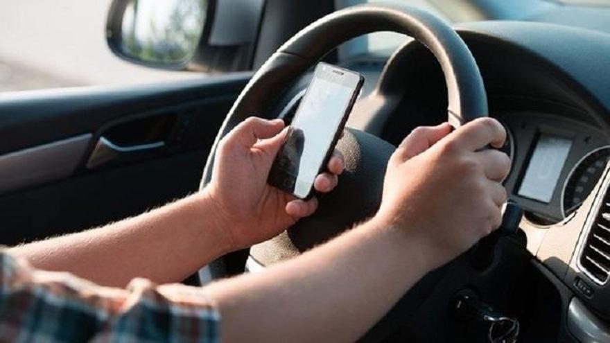 Disminuyen un 6% las sanciones por usar el móvil al volante en Andalucía