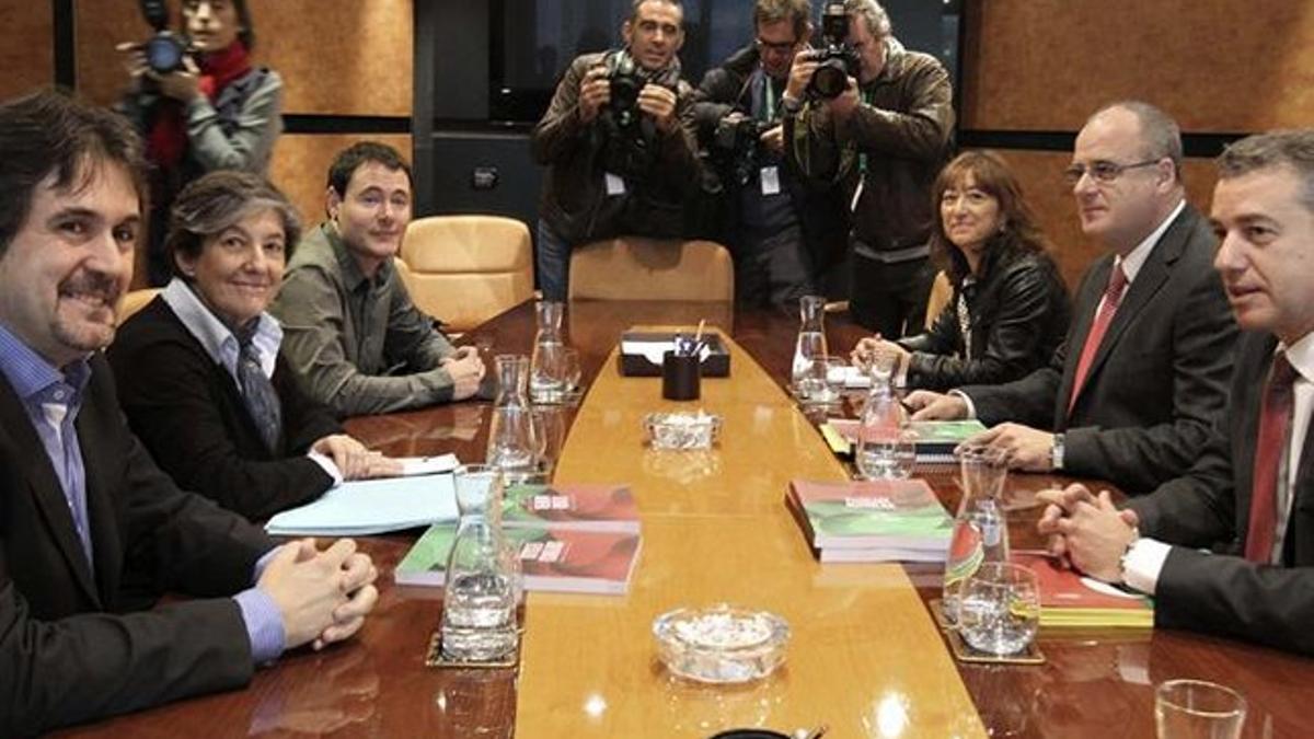 Pello Urizar (Eh Bildu), a la izquierda, en la reunión de la coalición con el PNV (el ahora lendakari Iñigo Urkullu, a la derecha), el pasado 30 de octubre en Bilbao, tras las elecciones vascas. EFE / ALFREDO ALDAI