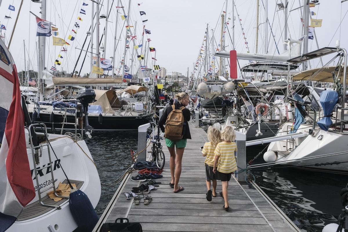 Tres de los tripulantes que participan en la ARC+ se dirigen a su barco