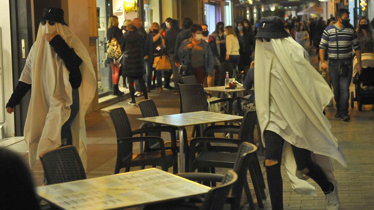 Dos amigos disfrazados paseando por la zona centro, por la que se veían pocos usuarios participando de la celebración de Halloween.