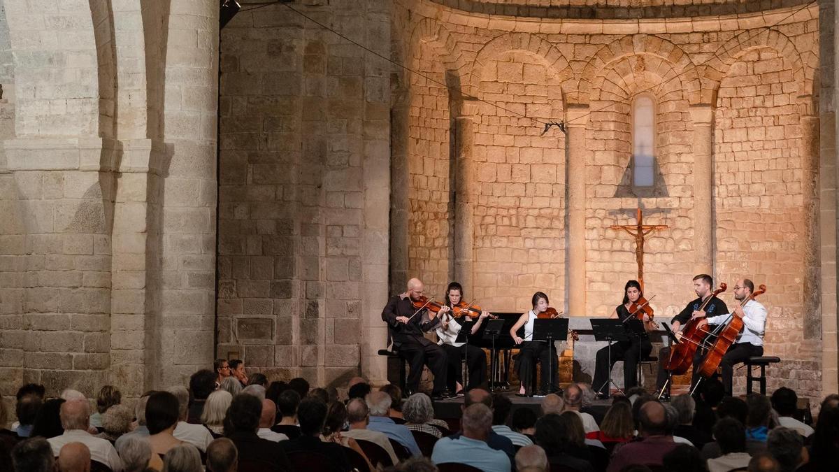El sextet durant el concert a la Canònica de Santa Maria de Vilabertran.