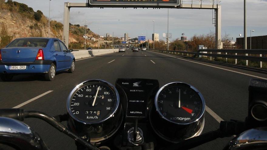 Las motos podrán circular por el arcén en los atascos - NEOMotor