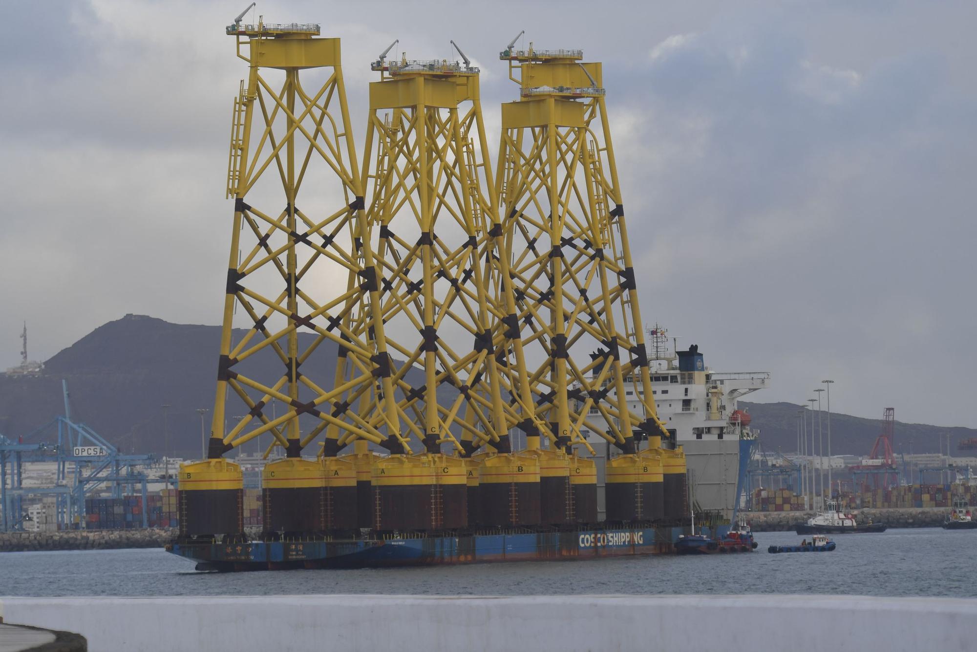 Un barco con estructuras 'offshore' fondea en la bahía de Las Palmas de Gran Canaria