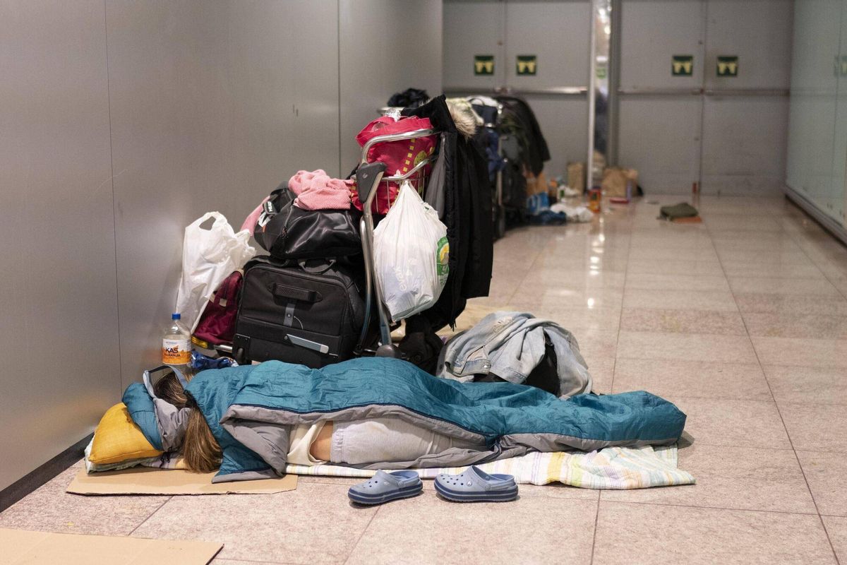 El Prat de Llobregat 07/04/2025 Reportaje sobre personas sin hogar que duermen en el aeropuerto de El Prat En la foto, gente durmiendo en un pasillo de la Terminal 1 Fotografía de Ferran Nadeu