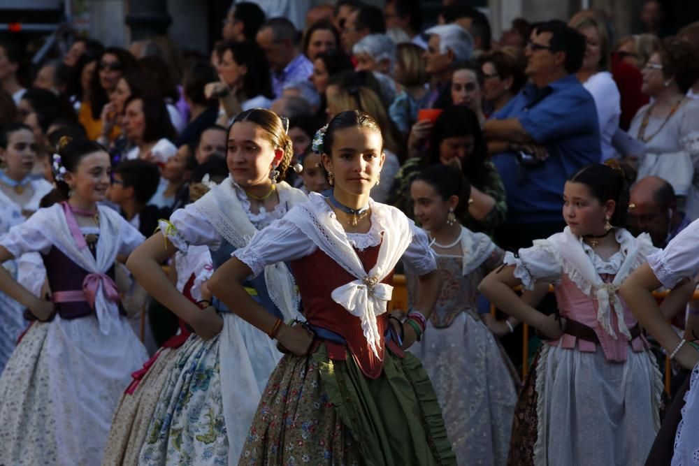 Dansà infantil en la plaza de la Virgen