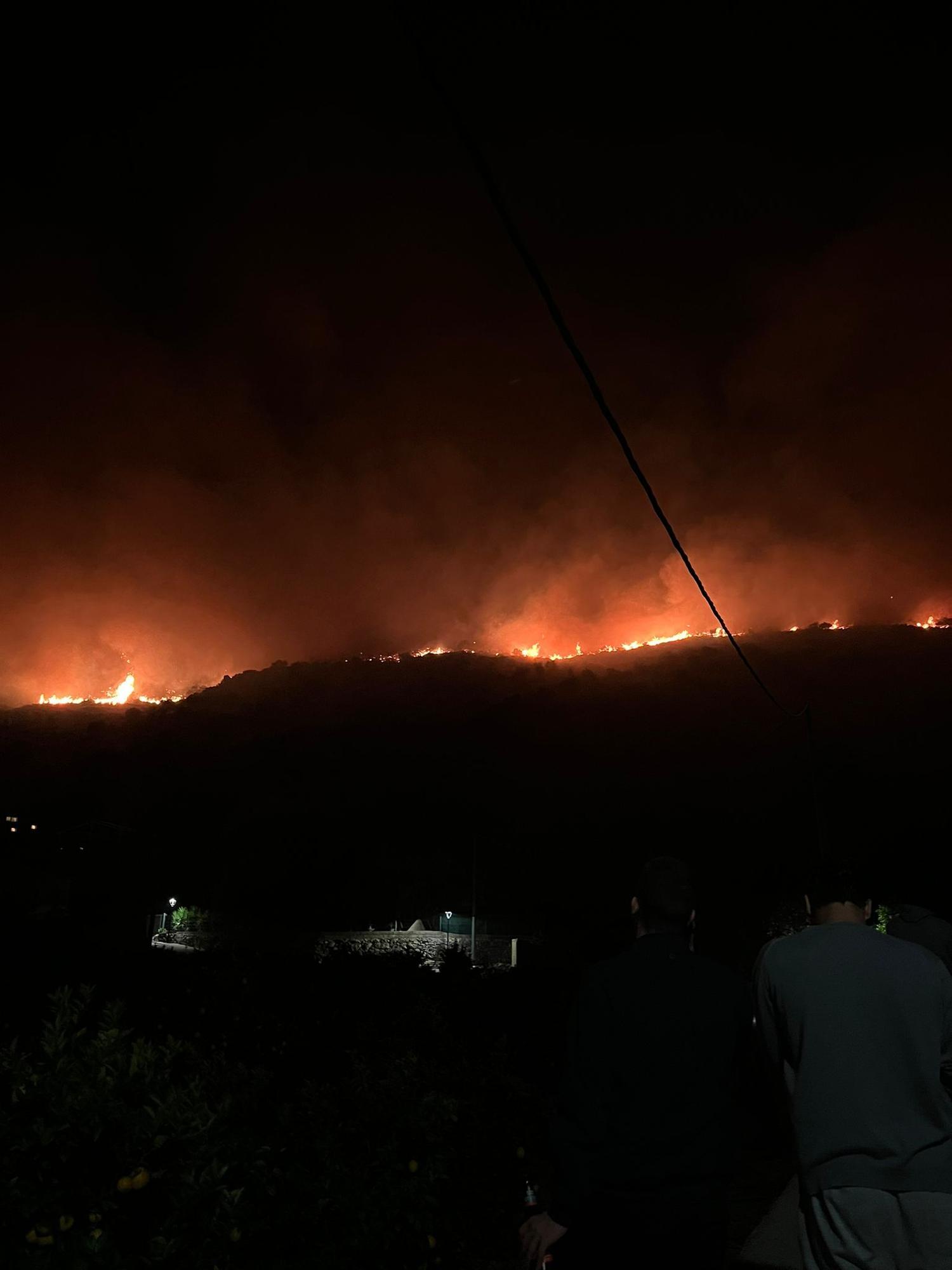 En vela y aterrados en Benimeli, el Ràfol y Sanet: "Tenemos el fuego encima de nuestras casas"