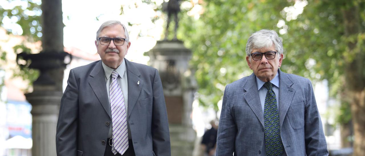 Los hermanos Ramón Pérez y Siro Pérez, en el parque del Muelle.