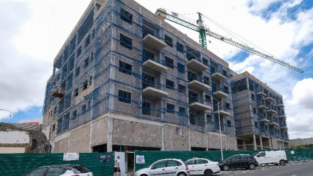 Edificio en construcción en la carretera de Los Tarahales.