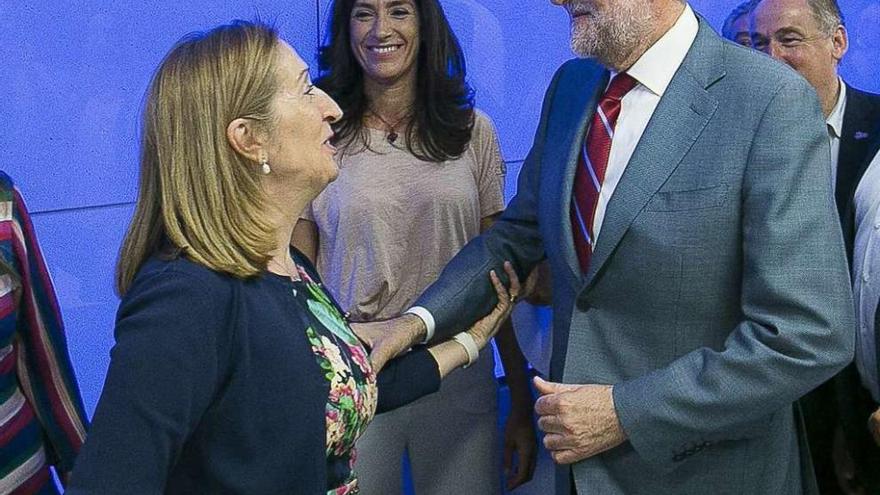 Mariano Rajoy saluda a Ana Pastor en la junta directiva del PP celebrada ayer en Madrid. // Efe