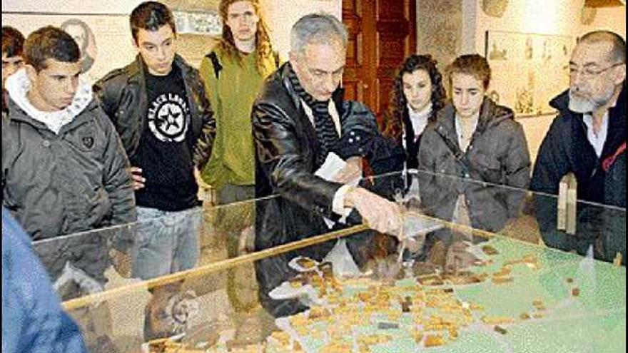 Alumnos del instituto de Nigrán durante la visita a la casa de O Cuadrante, en Vilanova. / iñaki abella