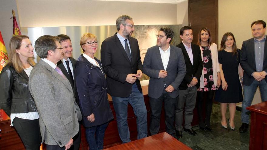 Los integrantes de los dos equipos de negociación momentos antes de reunirse ayer en la Asamblea Regional.