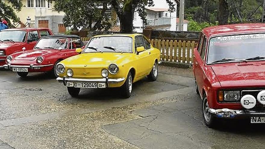 Un encuentro reúne a unos 50 coches clásicos