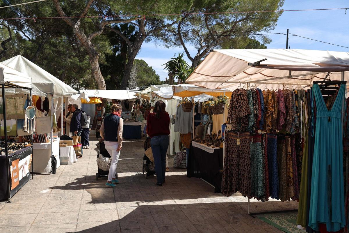 Todas las imágenes del primer día de la temporada del Hippy Market Punta Arabí en Ibiza
