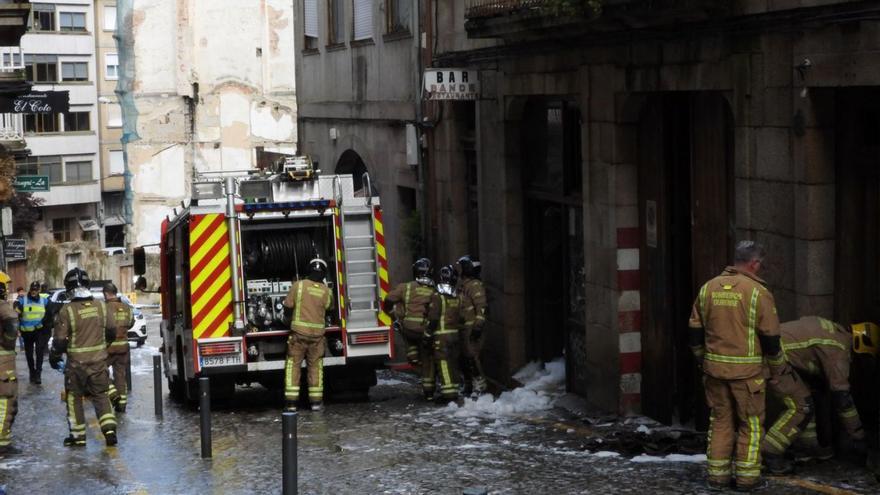 Ocho horas de lucha para que el fuego en una casa de la calle Reza no se propagara