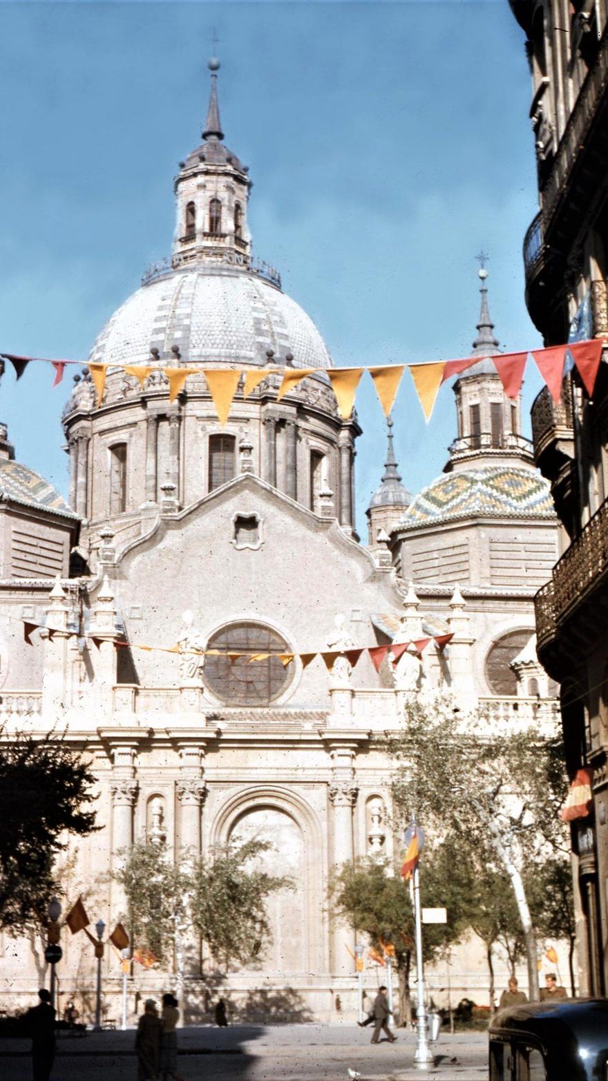 El punto donde la calle de Alfonso I desemboca en la plaza del Pilar durante las fiestas de 1953.