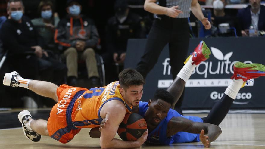 Un tenaz Valencia Basket supera las adversidades y tumba al Barça