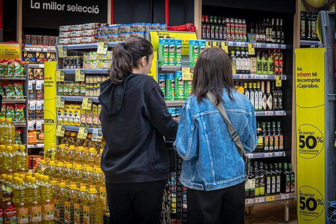 Dos compradoras en un supermercado de Barcelona, en una imagen de archivo