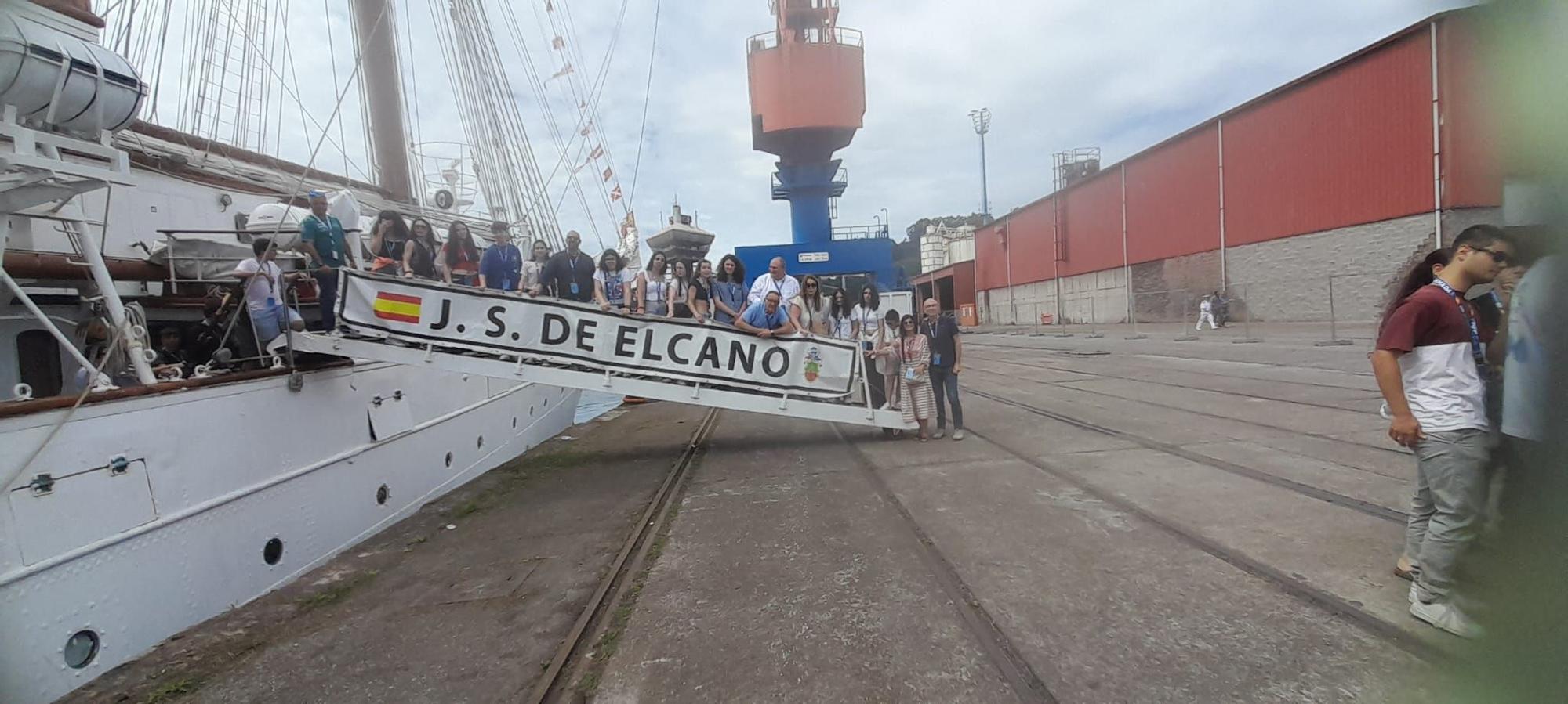 Los estudiantes del instituto de Vegadeo son recibidos en el “Elcano”