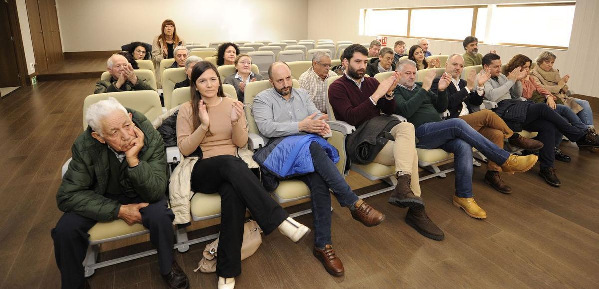 Ignacio Maril felicita a la
alcaldesa, que le agradeció el
gesto. | // BERNABÉ/JAVIER LALÍN