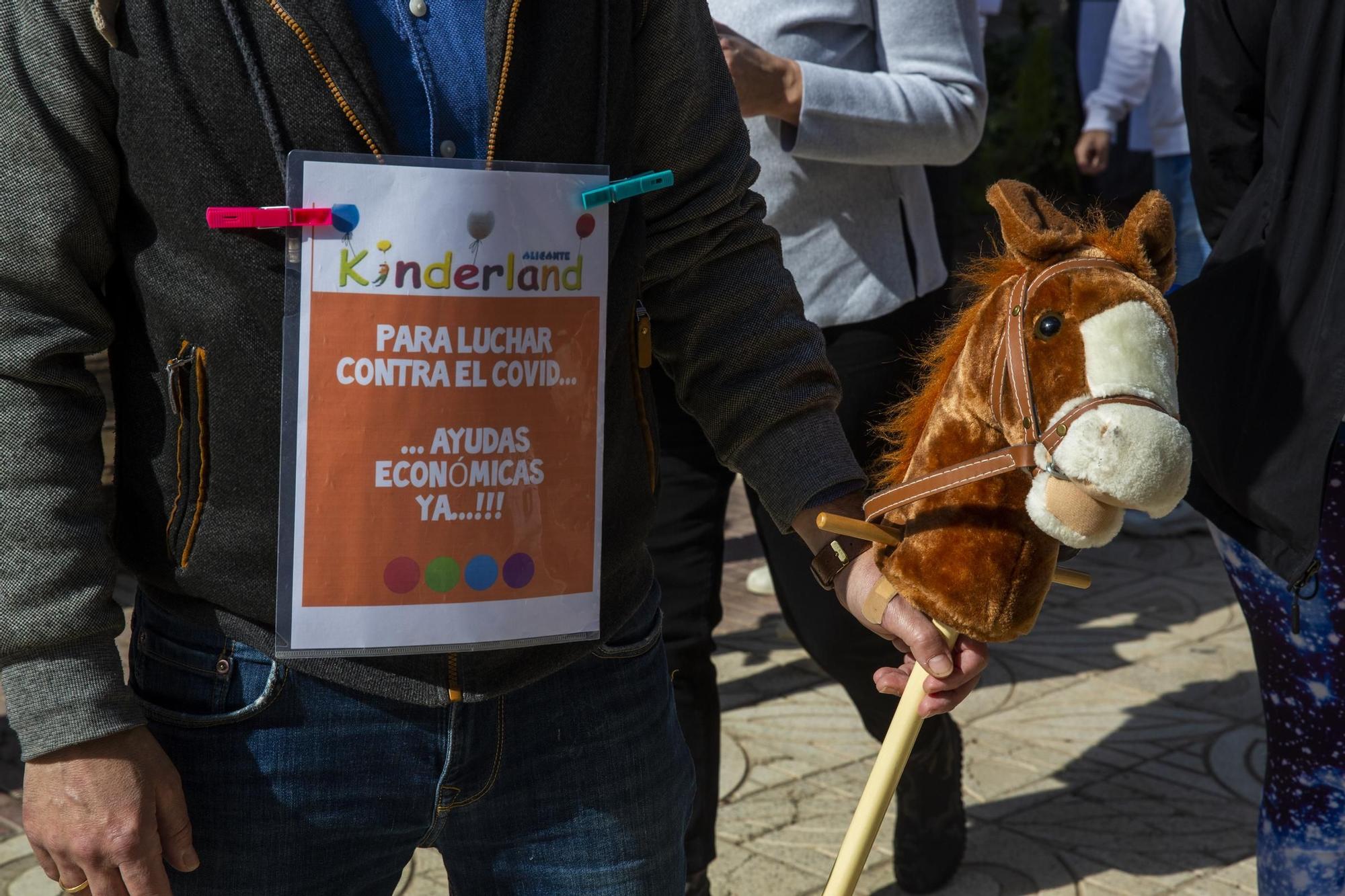 Cacerolada de la hostelería en Alicante con lanzamiento de facturas al Consell ante "la imposibilidad" de hacer frente a los pagos