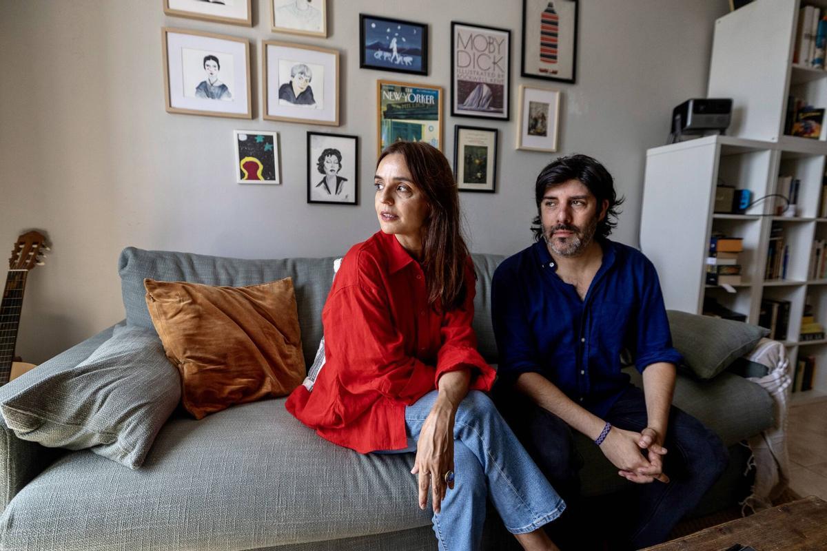 La pareja literaria Ariadna Castellarnau y Facundo Piperno en su casa-estudio en el Maresme