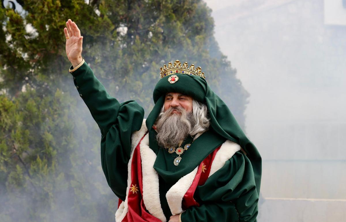 En imágenes | Los Reyes Magos ya están en Zaragoza: miles de familias los reciben en el Parque Grande
