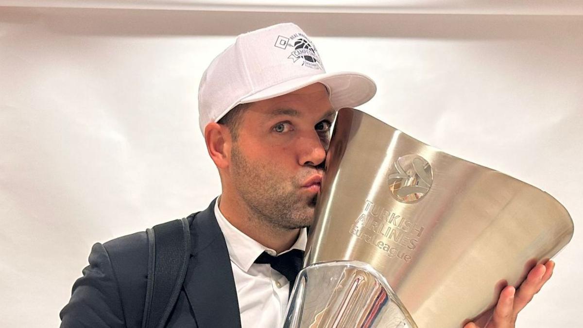 Felipe Reyes, con el trofeo de campeón de la Euroliga de baloncesto.