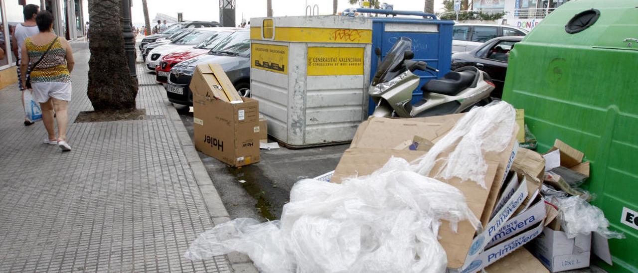 Un contenedor de cartón y papel lleno hasta los topes en pleno centro.