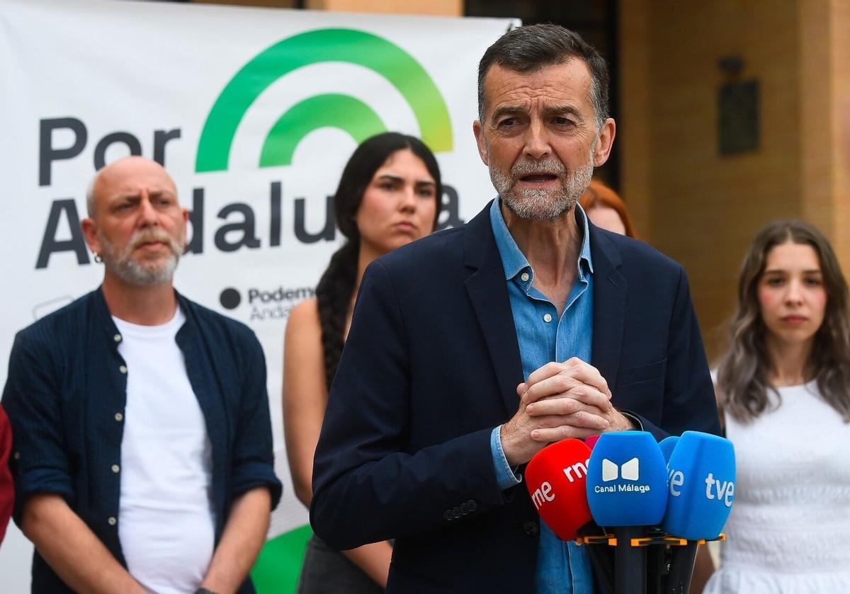 El candidato de Por Andalucía a la presidencia de la Junta, Antonio Maíllo, atiende a los medios. El candidato de Por Andalucía a la presidencia de la Junta, Antonio Maíllo, ha valorado el restablecimiento del AVE directo el próximo 30 de abril y ha añadido que de ello hay que "extraer lecciones, de cierta honestidad, digamos, intelectual y política, de saber cómo debemos mejorar y acelerar las actuaciones" que "son imprevisibles" y "complejas por las dimensiones del daño que se produce". POLITICA ANDALUCÍA ESPAÑA EUROPA MÁLAGA EUROPA PRESS/ÁLEX ZEA