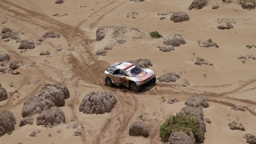 Peterhansel gana y mantiene el liderato en el Dakar