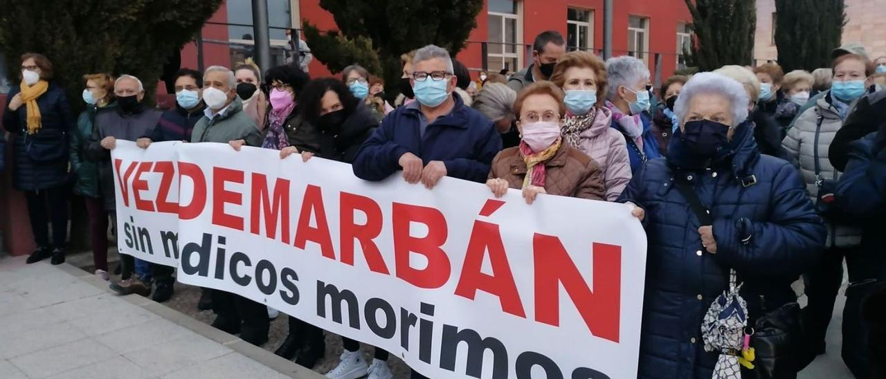 Vecinos de Vezdemarbán, en la última manifestación en defensa de la sanidad celebrada en Toro. | M. J. C.