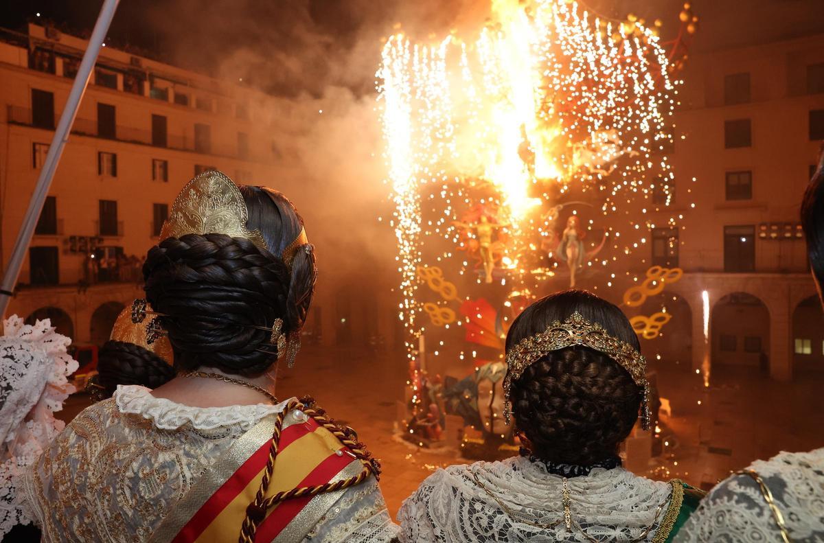 GALERÍA - Una despedida a la llum de les fogueres GALERÍA - Una despedida a la llum de les fogueres