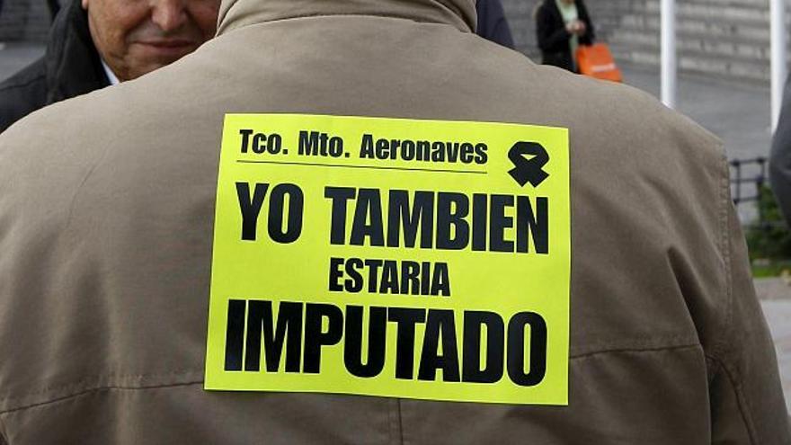 Varios compañeros del jefe de mantenimiento de Spanair en Barajas, y del mecánico y del técnico de la compañía a los que el juez imputó el 15 de octubre 154 delitos de homicidio imprudente y otros 18 de lesiones imprudentes tras el accidente del avión de Spanair ocurrido el pasado 20 de agosto, se concentraron hoy ante los Juzgados de la Plaza de Castilla donde el juez de Madrid que investiga el caso les toma declaración.