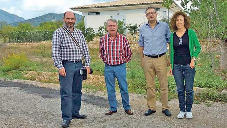 Los dos alcaldes con el gerente de SFM visitando la finca que albergará la infraestructura.